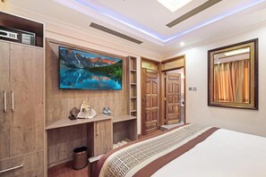 Executive Double Room | Desk, laptop workspace, free WiFi - Esiankiki Resort & Spa (Nanyuki)