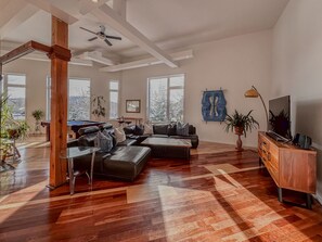 TV connectée, cheminée, baby-foot, espaces bureaux