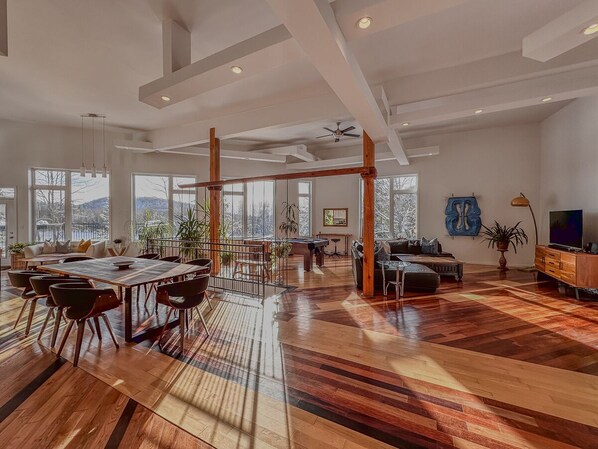 Interior - Haven of peace where aesthetics and comfort harmoniously converge. (Ste-Lucie-des-Laurentides)