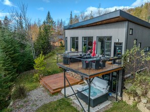 Terrace/patio - Haven of peace where aesthetics and comfort harmoniously converge. (Ste-Lucie-des-Laurentides)