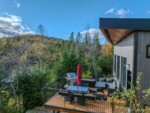 Outdoor dining - Haven of peace where aesthetics and comfort harmoniously converge. (Ste-Lucie-des-Laurentides)