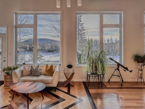 Interior - Haven of peace where aesthetics and comfort harmoniously converge. (Ste-Lucie-des-Laurentides)