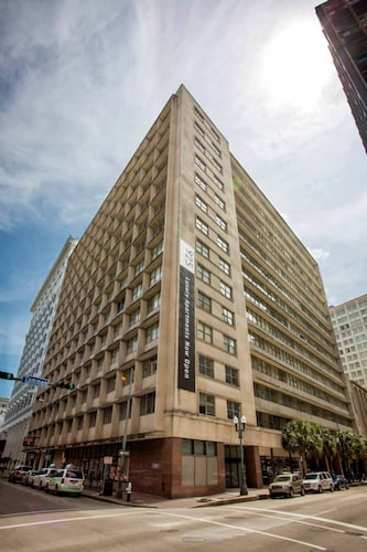 Spacious Modern Condos near French Quarter