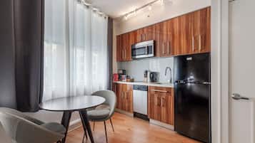 Studio Signature, 1 grand lit | Restauration dans la chambre