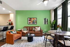 Signature-Apartment, 1 Queen-Bett und Schlafsofa | Wohnzimmer