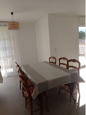 Dining - LA Maison DE Papou LA Vigne (Nans-les-Pins)