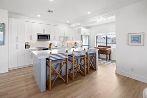 Kühlschrank, Mikrowelle, Ofen, Geschirrspüler