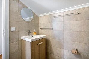 Shower, hair dryer, towels - Baleal Atlantic View House (Baleal)