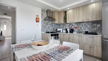 KĂŒhlschrank, Mikrowelle, Ofen, Herdplatte