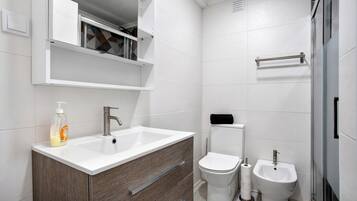 Een douche, een haardroger, handdoeken