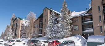 EW 105-Cozy Adorable Condo That Is A Ski In/Out