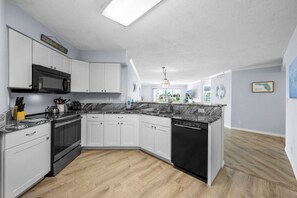 Køleskab, mikrobølgeovn, ovn, kogeplade