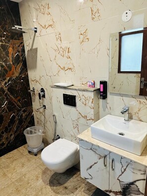 Habitació Deluxe | Bany | Dutxa, articles de tocador gratuïts, tovalloles i sabó 