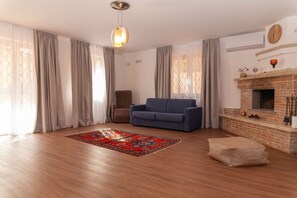 Smart TV, fireplace