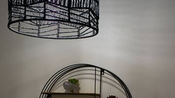 Un estante circular de pared con varios compartimentos, cada uno con objetos decorativos y una pequeña planta.