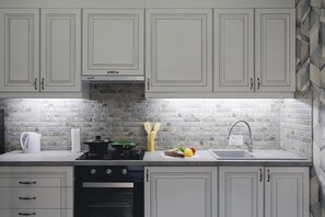 Kühlschrank, Mikrowelle, Ofen, Herdplatte