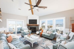 TV, caminetto, lettore DVD, studio