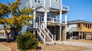 Exterior - Ocean Views! Steps To Beach! 5bd Luxury Home! (Kill Devil Hills)