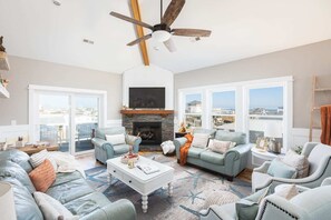 TV, peis, DVD-spiller og kontorer