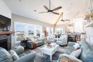 TV, peis, DVD-spiller og kontorer