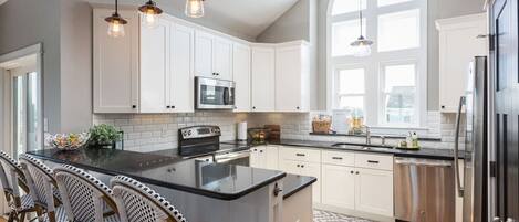 Kjøleskap, mikrobølgeovn, ovn og kokeplater