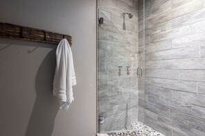 Doccia, asciugacapelli, asciugamani, shampoo