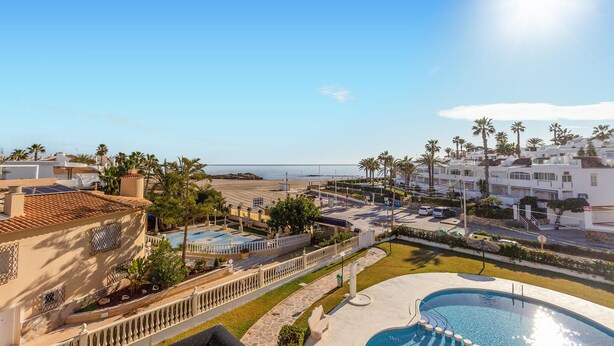 A resort with a swimming pool, a beach view, and a well-maintained garden. - Cozy apartment in Orihuela with WiFi (Orihuela)