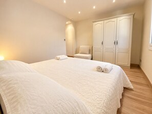 Room - Henri IV / MES1112 / 2P (Cannes)