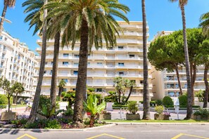 Exterior - Henri IV / MES1112 / 2P (Cannes)