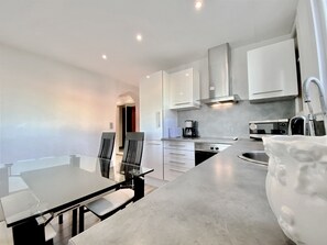 Frigorifero, microonde, lavastoviglie, macchina per tè/caffè