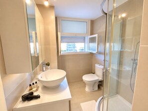 Bathroom - Henri IV / MES1112 / 2P (Cannes)
