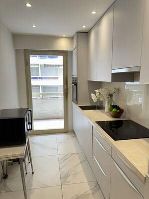 Een koelkast, een microgolfoven, een oven, een vaatwasser