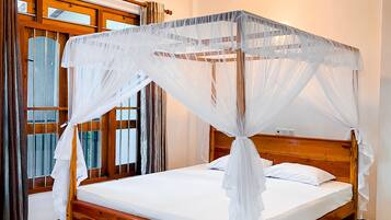 5 bedrooms, iron/ironing board, WiFi, bed sheets