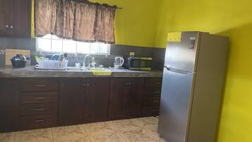 Refrigerador, microondas, tetera eléctrica y utensilios de cocina