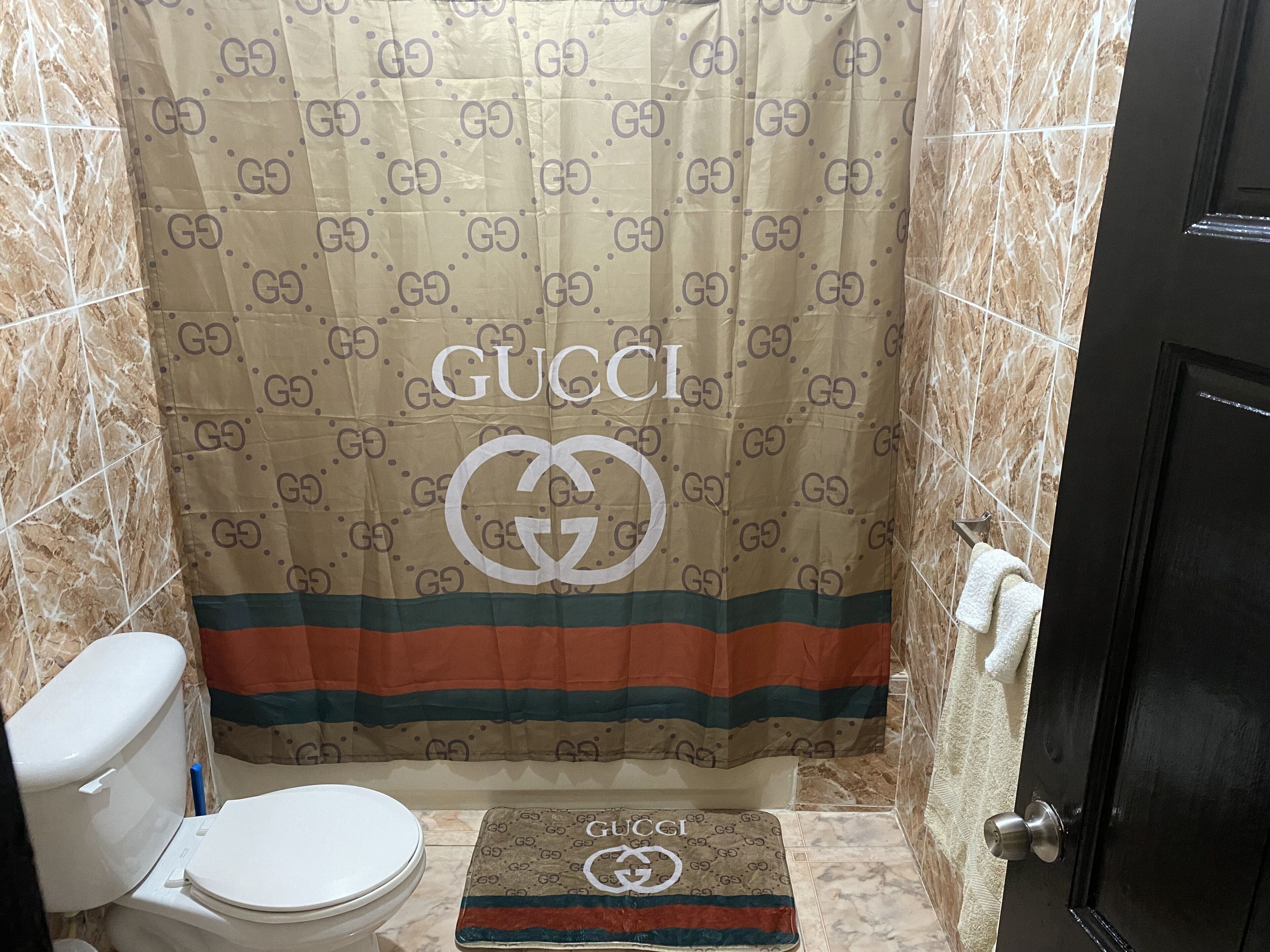 Serviettes fournies, savon, papier toilette