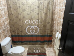 Towels, soap, toilet paper - Cheap sleep luxtel in private neighborhood  (Montego Bay)