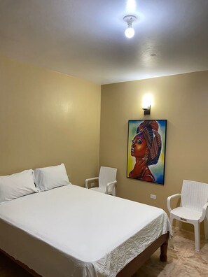 1 dormitorio, tabla de planchar con plancha, wifi y ropa de cama
