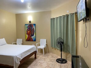 1 dormitorio, tabla de planchar con plancha, wifi y ropa de cama