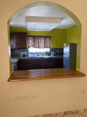 Fridge, microwave, electric kettle, cookware/dishes/utensils - Cheap sleep luxtel in private neighborhood  (Montego Bay)