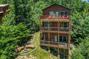 Exterior - Can`t Bear to Leave: Stunning MTN Views! Hot Tub + Firepit + Theater (Sevierville)