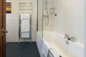 Een haardroger, handdoeken, zeep, toiletpapier