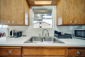 Interior - Quaint Renton Home ~ 15 Mi to Downtown Seattle! (Renton)