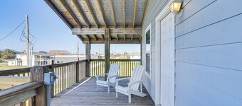 Walk to Shore: Crystal Beach Home w/ Deck!