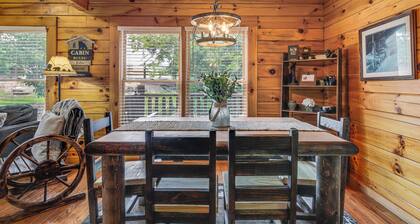 Pigeon Forge Cabin: Premier Location & Hot Tub