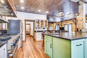 House (5 Bedrooms) | Interior