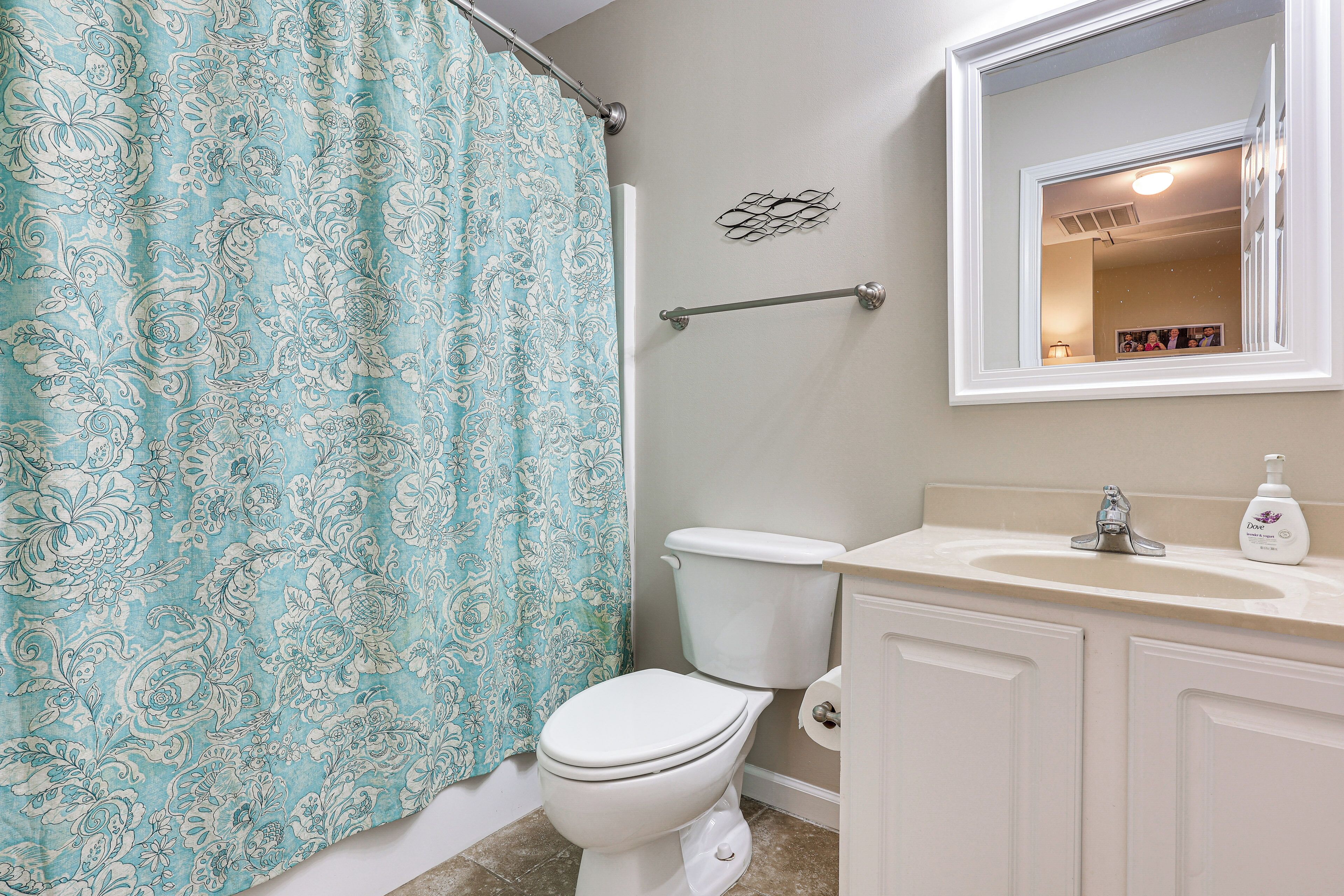 Ein Badezimmer mit Toilette, Waschbecken und Spiegel.