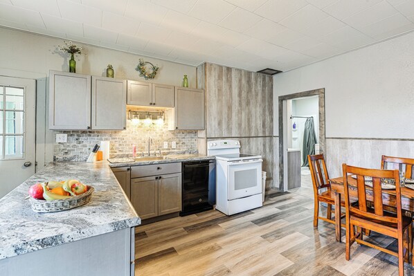 A modern kitchen with granite countertops, stainless steel appliances, and wooden flooring. - Lyndon Station Retreat ~ 9 Mi to Wisconsin Dells! (Lyndon Station)
