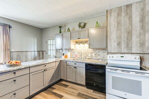 Apartment (3 Bedrooms) | Interior - Lyndon Station Retreat ~ 9 Mi to Wisconsin Dells! (Lyndon Station)