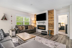 スマートテレビ、暖炉、DVD プレーヤー