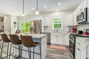 冷蔵庫、電子レンジ、オーブン、コンロ